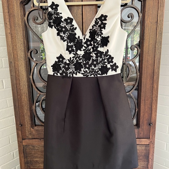 NWT Vera Wang Black & white floral appliqué dress - Picture 3 of 9